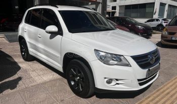 Volkswagen Tiguan 2010 full